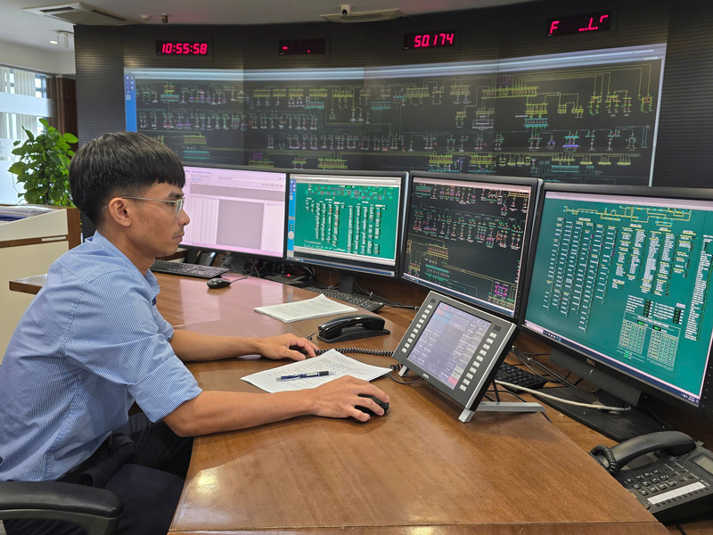 Hệ thống điện miền Trung vận hành an toàn trong bão số 13. Ảnh: Thu Hường