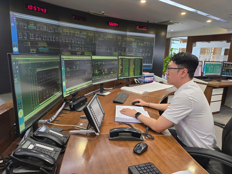 Phụ tải giảm, trong khi nguồn điện dư thừa khiến công tác điều độ gặp nhiều khó khăn. Ảnh: Thu Hường