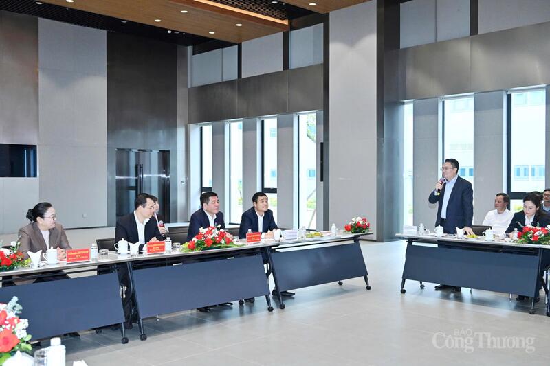 Ông Lê Độ - Phó Tổng giám đốc Tập đoàn Thành Công kiêm Tổng Giám đốc Công ty Cổ phần Khu công nghiệp tổ hợp công nghệ Thành Công Việt Hưng báo cáo tổng quan về tập đoàn và Nhà máy sản xuất ô tô Thành Công Việt Hưng.