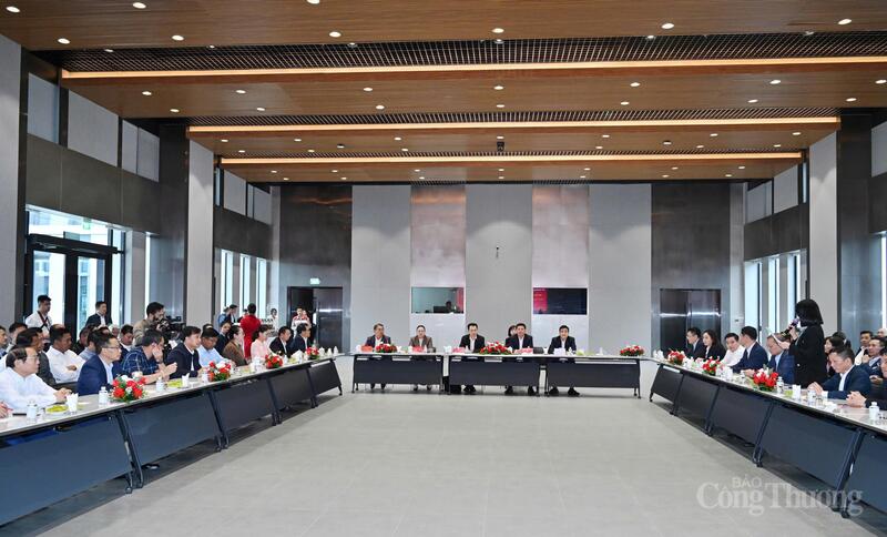 Sáng 7/11, tại Quảng Ninh, trong khuôn khổ Hội nghị hợp tác phát triển thương mại biên giới Việt Nam - Lào lần thứ XIII, Bộ trưởng Bộ Công Thương Việt Nam Nguyễn Hồng Diên và Bộ trưởng Bộ Công Thương Lào Malaythong Kommasith đã tới khảo sát tại Nhà máy sản xuất ô tô Thành Công Việt Hưng.