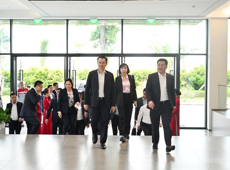 Bộ trưởng Bộ Công Thương Nguyễn Hồng Diên và Bộ trưởng Bộ Công Thương Lào Malaythong Kommasith (bên trái) tới thăm và làm việc tại Nhà máy sản xuất ô tô Thành Công Việt Hưng.