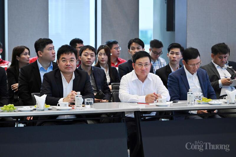 Tham gia đoàn làm việc còn có đại diện các Cục, Vụ, đơn vị trực thuộc Bộ Công Thương hai nước.