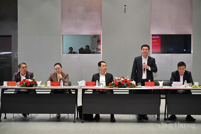 Bộ trưởng Nguyễn Hồng Diên cho biết, Việt Nam có 15 nhà máy sản xuất và lắp ráp ô tô, với 8 nhà đầu tư lớn.