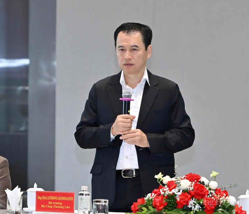 Bộ trưởng Bộ Công Thương Lào cũng chia sẻ một số vấn đề của phía Lào, như việc chuyển đổi từ mô hình thương mại tự do sang thương mại có quản lý - một xu hướng đang diễn ra ở nhiều quốc gia, trong bối cảnh chủ nghĩa bảo hộ gia tăng và các hiệp định đa phương có phần chững lại.