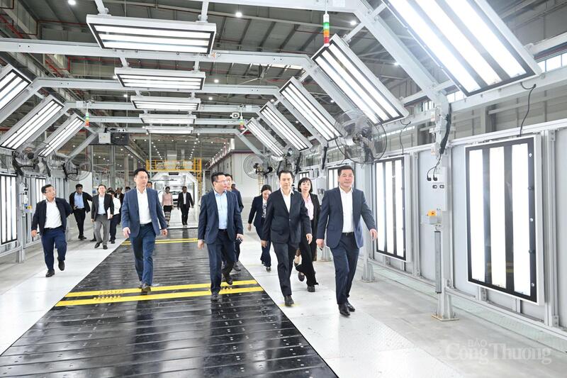 Trong khuôn khổ chuyến thăm và làm việc, 2 Bộ trưởng đã tham quan dây chuyền sản xuất, kiểm tra công tác vận hành của các phân xưởng hàn, sơn, lắp ráp.