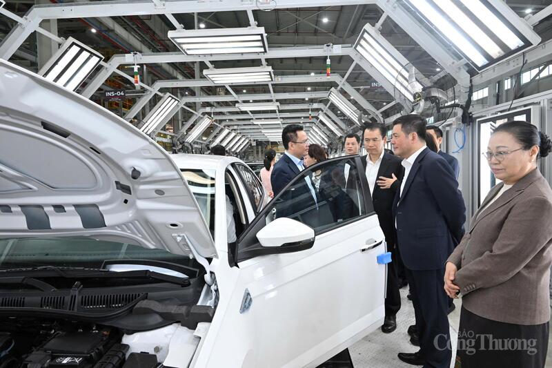 2 Bộ trưởng khảo sát khu lắp ráp của Nhà máy sản xuất ô tô Thành Công Việt Hưng.