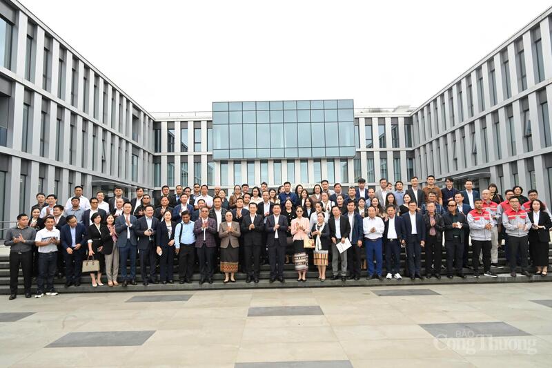 Lãnh đạo Tập đoàn Thành Công chụp ảnh lưu niệm cùng 2 Bộ trưởng Bộ Công Thương Việt Nam - Lào và đoàn công tác hai nước tại Nhà máy sản xuất ô tô Thành Công Việt Hưng.