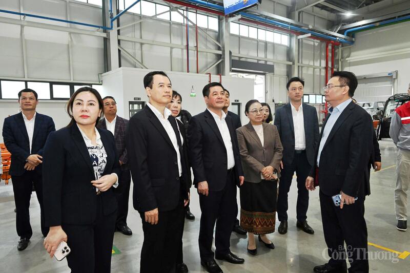 Theo Bộ trưởng Nguyễn Hồng Diên, Tập đoàn Thành Công là một tập đoàn kinh tế tư nhân lớn, hoạt động trên 4 lĩnh vực chính: sản xuất - lắp ráp ô tô, bất động sản và nghỉ dưỡng, tài chính - ngân hàng và y tế. “Chúng tôi mong muốn các bạn Lào đến đây để tham khảo mô hình thực tiễn, qua đó có thể xây dựng các chính sách hấp dẫn, thu hút đầu tư trong tương lai", Bộ trưởng bày tỏ.