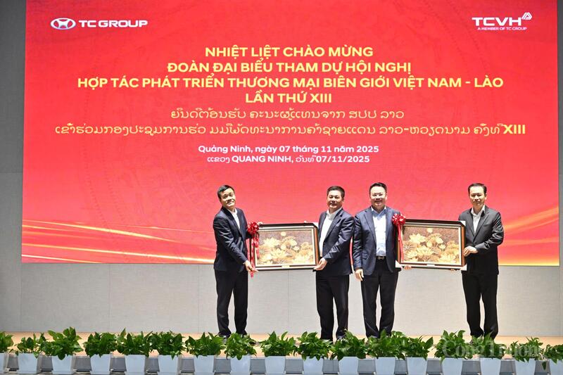 Tập đoàn Thành Công tặng quà lưu niệm cho Bộ trưởng Bộ Công Thương 2 nước Việt Nam - Lào.