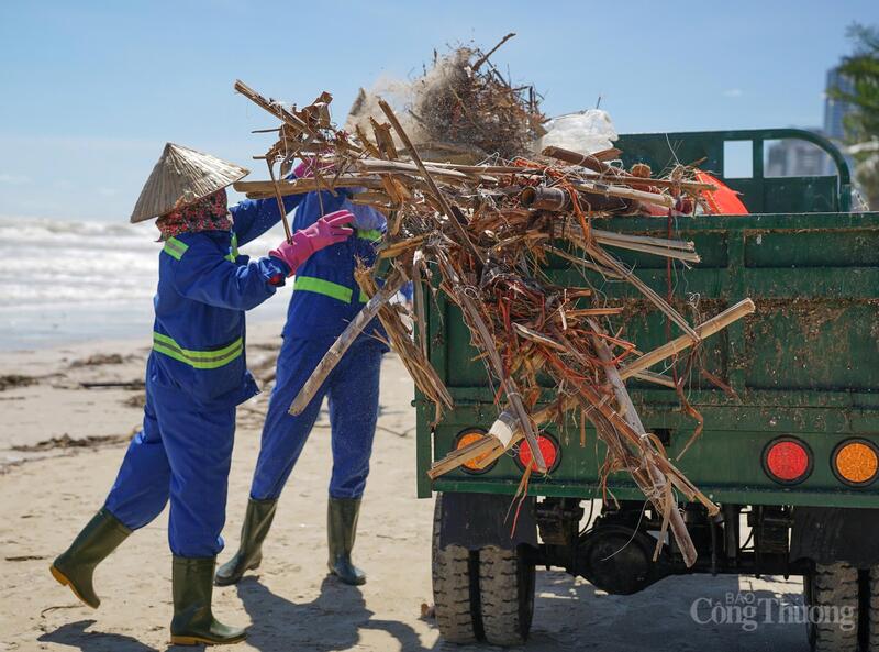 Công nhân môi trường Đà Nẵng tất bật dọn dẹp, thu gom rác tại bờ biển Đà Nẵng.