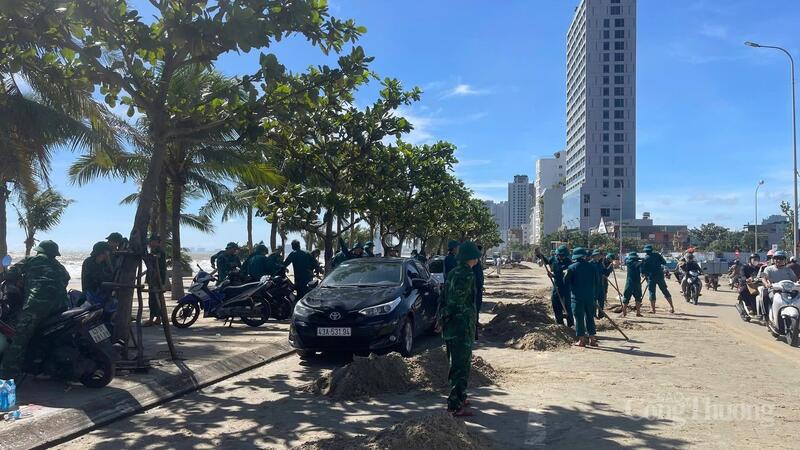 Trong sáng 7/11, du khách, người dân, chính quyền địa phương, Ban Quản lý Bán đảo Sơn Trà và các bãi biển du lịch Đà Nẵng, Công ty CP Môi trường Đô thị Đà Nẵng đã chung tay dọn dẹp, xử lý rác ngập bãi biển.