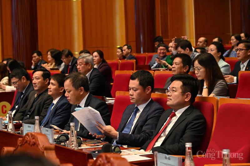 Đại diện các cục, vụ, đơn vị chức năng trực thuộc Bộ Công Thương hai nước tham dự hội nghị.