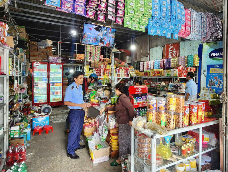 Lực lượng quản lý thị trường tăng cường giám sát thị trường trong thời điểm ứng phó bão Kalmaegi. Ảnh: QLTT