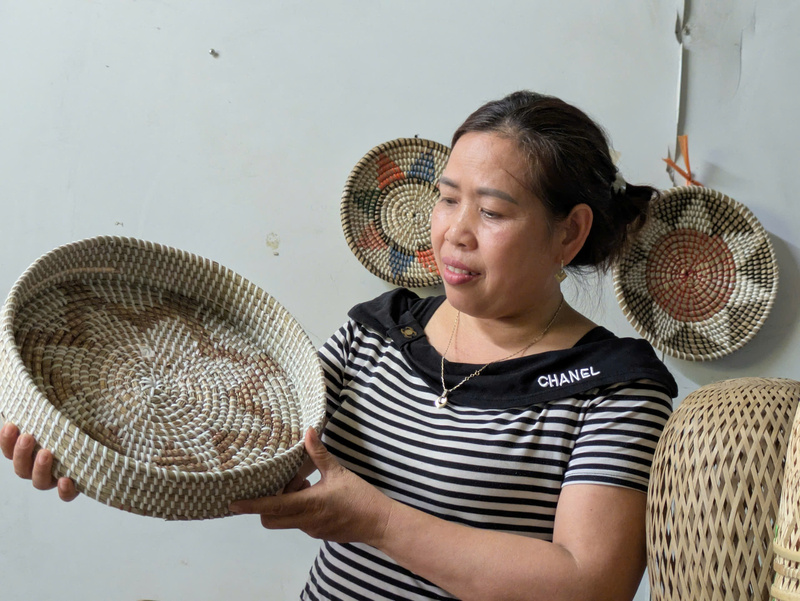 Chị Thắm bên những sản phẩm tiêu biểu của hợp tác xã