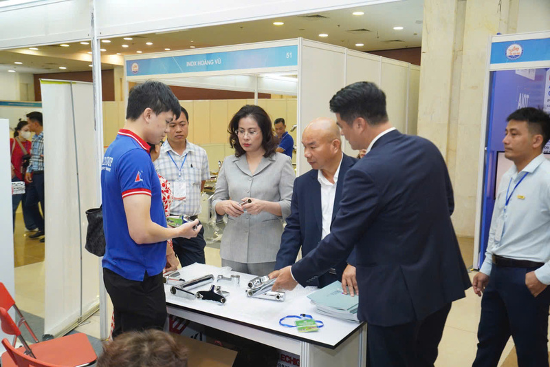 Hội chợ HANOI MIP FAIR 2024 thu hút nhiều du khách tham quan.