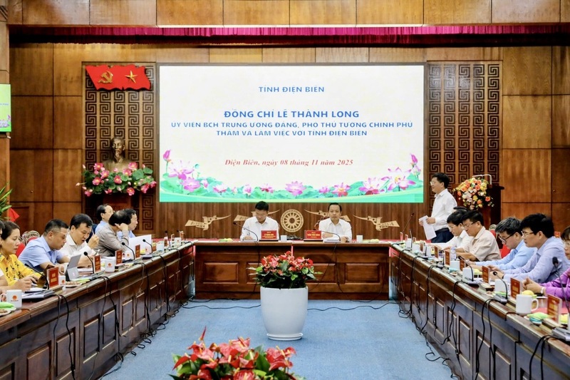 Chủ tịch UBND tỉnh Điện Biên báo cáo tại buổi làm việc. Ảnh: Thủy Lan