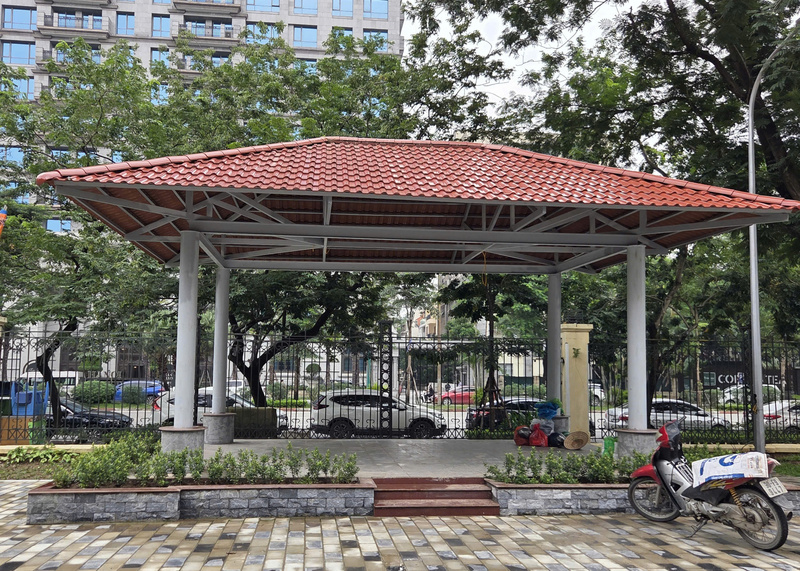Khu mái che, ghế nghỉ được sơn mới, bố trí khoa học, phục vụ người dân tập thể dục và nghỉ ngơi.