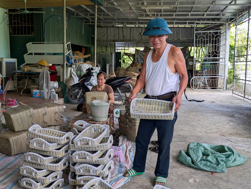 Người dân xã Trung Chính vui vẻ với nghề đan lát truyền thống