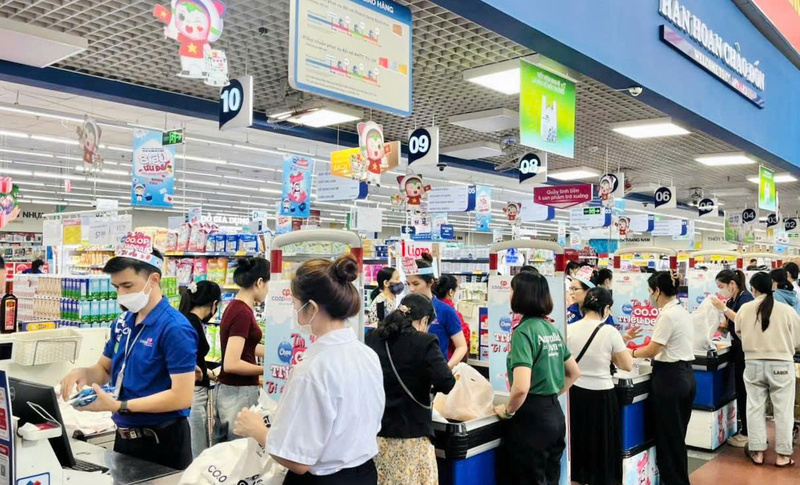 Các siêu thị cung ứng đầy đủ mặt hàng thiết yếu cho người dân.