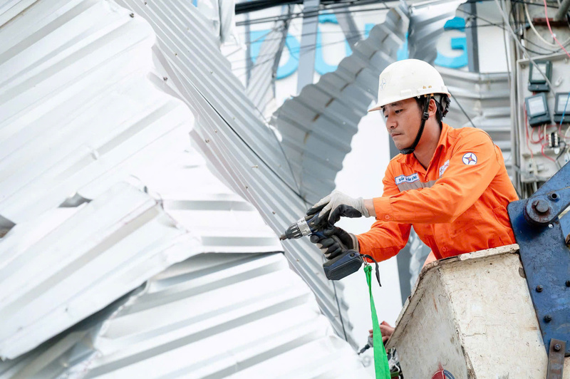 Khẩn trương khôi phục cấp điện cho người dân miền Trung sau mưa bão