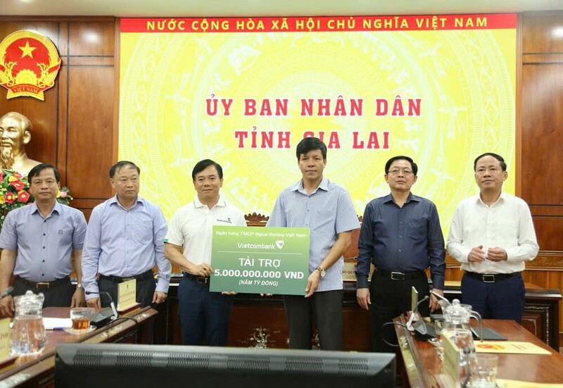 Ngân hàng TMCP Ngoại thương Việt Nam (Vietcombank) hỗ trợ 5 tỷ đồng cho tỉnh Gia Lai khắc phục hậu quả do bão số 13. Ảnh: Hồng Phúc