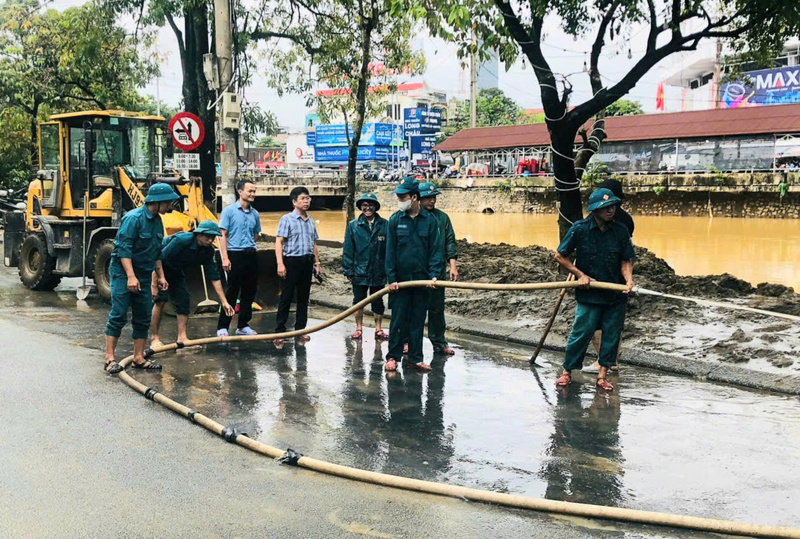 Tập trung dọn dẹp vệ sinh sau mưa, sớm tái thiết lại cuộc sống. Ảnh: Nguyễn Tuấn