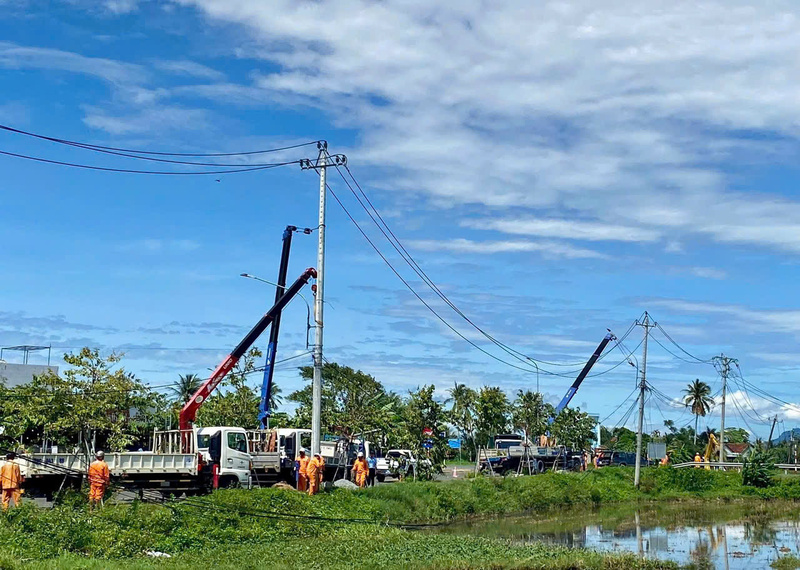 Hơn 1,19 triệu khách hàng miền Trung - Tây Nguyên đã được khôi phục cấp điện sau bão số 13