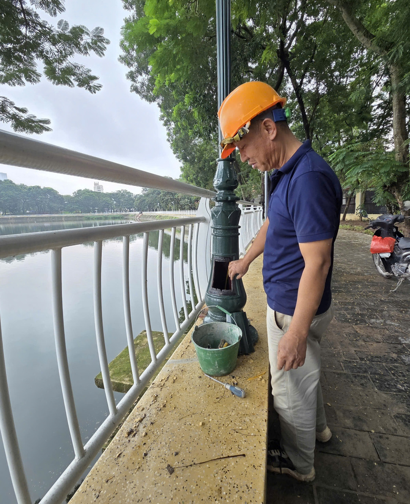 Công nhân kiểm tra lại hệ thống đèn điện chiếu sáng.