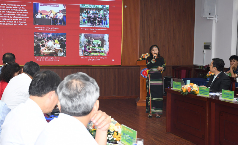 Diễn giả chia sẻ kinh nghiệm phát triển mô hình "Sản phẩm du lịch xanh trong kiến tạo môi trường sống xanh" tại diễn đàn. Ảnh: Minh Khuê.