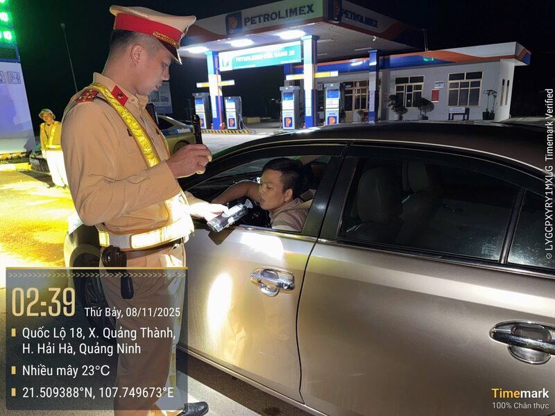 Lực lượng Cảnh sát giao thông kiểm tra nồng độ cồn trên Quốc lộ 18, đoạn qua tỉnh Quảng Ninh. Ảnh: Cục Cảnh sát giao thông.