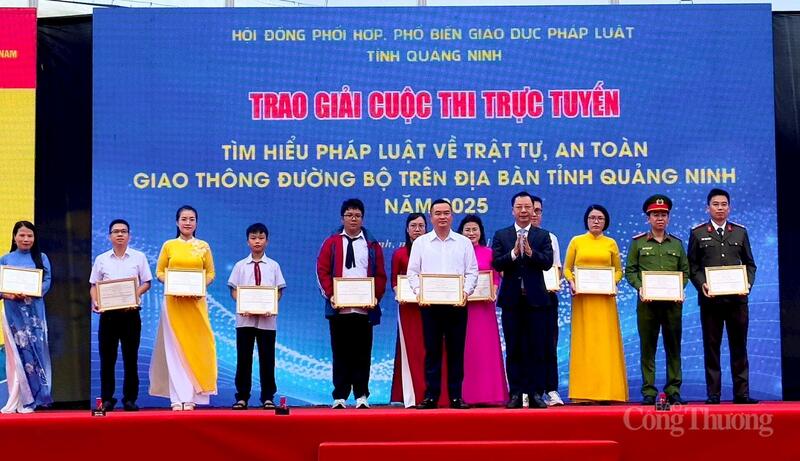 Lãnh đạo tỉnh Quảng Ninh trao giải tặng các tập thể, cá nhân đoạt giải cuộc thi trực tuyến tìm hiểu về pháp luật năm 2025.