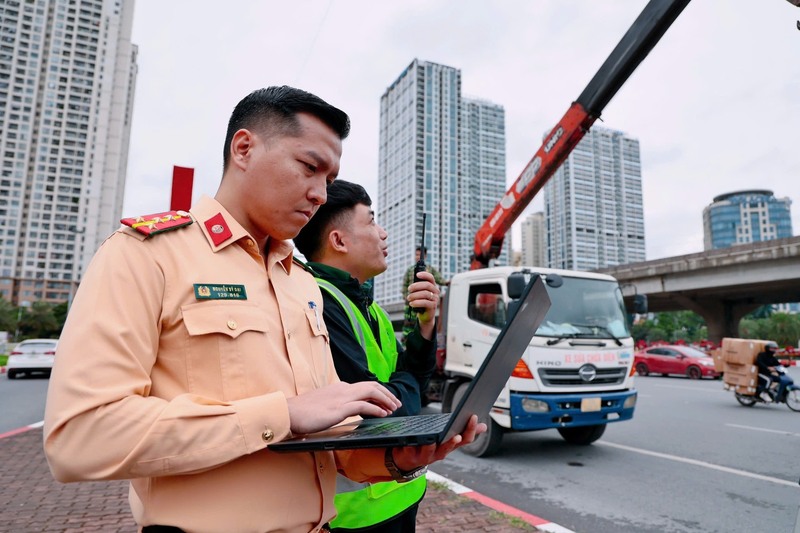Lực lượng Cảnh sát giao thông Công an TP. Hà Nội kiểm tra, rà soát hệ thống tín hiệu đèn giao thông trên địa bàn thành phố. Ảnh: H.V