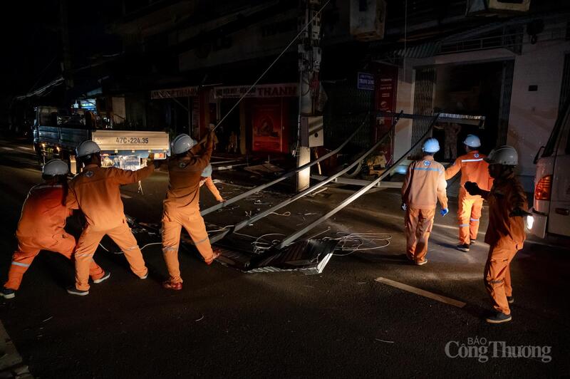 Cán bộ ngành điện lực làm việc cả đêm để đưa điện chiếu sáng phục vụ người dân. Ảnh: Hồng Hoa