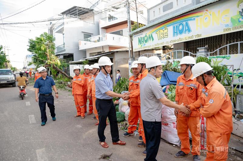 Lãnh đạo ngành điện thăm hỏi, động viên cán bộ làm việc khắc phục hậu quả do bão số 13 gây ra ở phía Đông tỉnh Đắk Lắk. Ảnh: Hồng Hoa