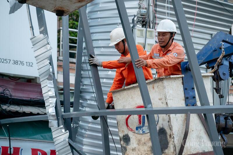 Cán bộ Công ty Điện lực Đắk Lắk khắc phục hậu quả do bão số 13 gây ra. Ảnh: Hồng Hoa