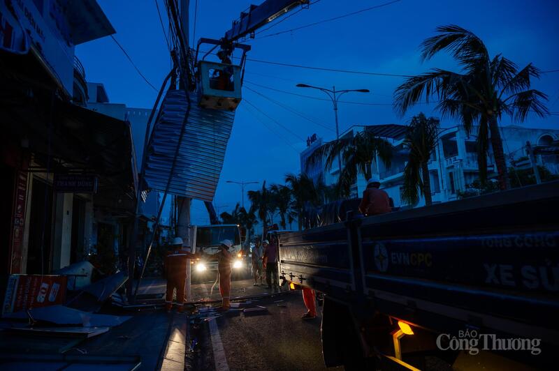 Làm việc cả đêm để kịp thời nối lại điện chiếu sáng cho bà con. Ảnh: Hồng Hoa