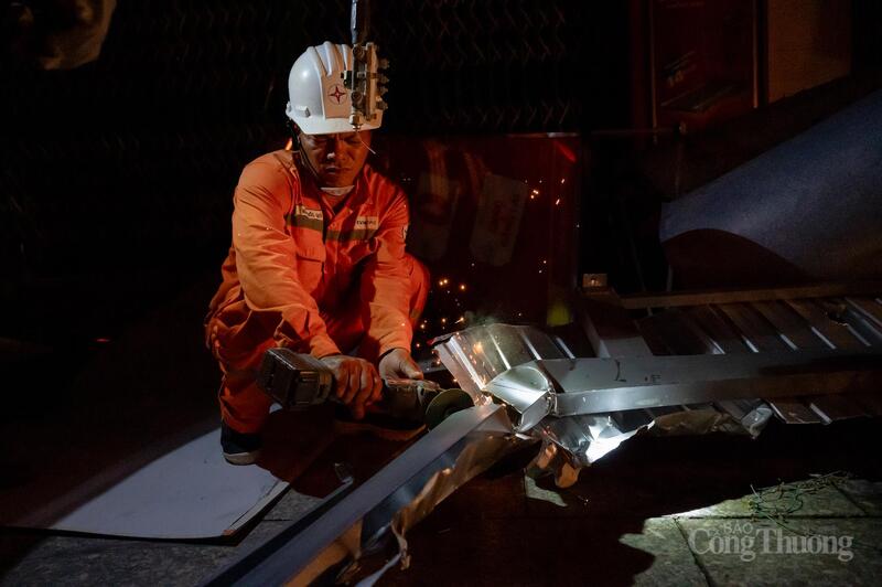 Cán bộ ngành điện xử lý thiết bị điện bị hỏng trong đêm. Ảnh: Hồng Hoa