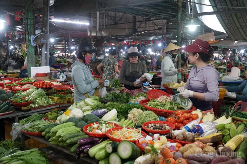 Các loại rau củ quả tại các chợ Đà Nẵng vẫn phong phú nhưng nguồn cung giảm mạnh, đặc biệt là rau xanh.
