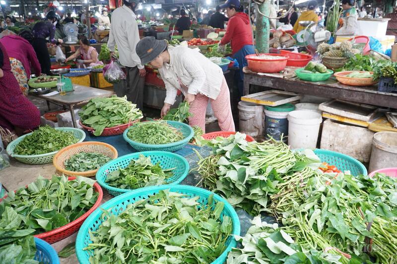 Giá rau xanh "leo thang", sạp hàng của tiểu thương Ngô Thị Yến thường xuyên có khoảng trống.