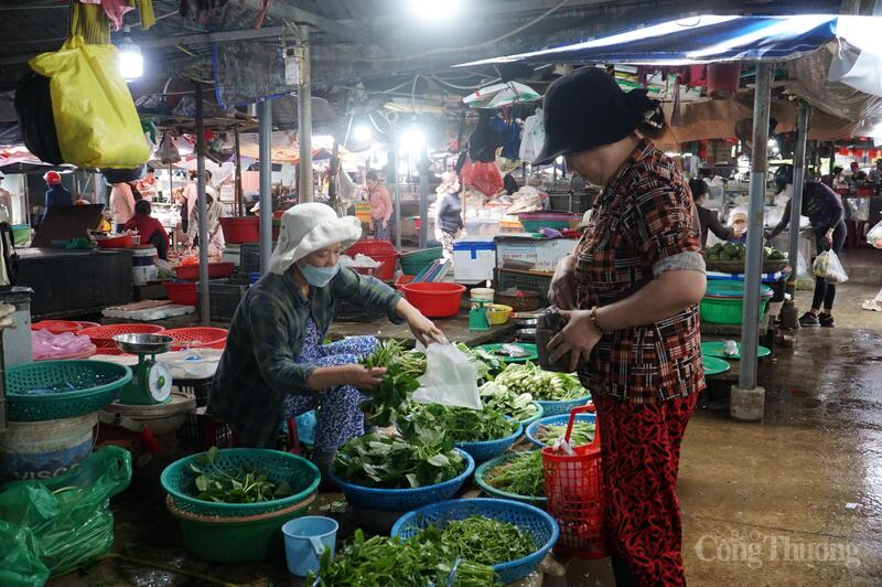 Giá rau xanh tăng mạnh, tiểu thương chuyển sang bán theo kg, người tiêu dùng mua với số lượng ít hơn thường lệ.