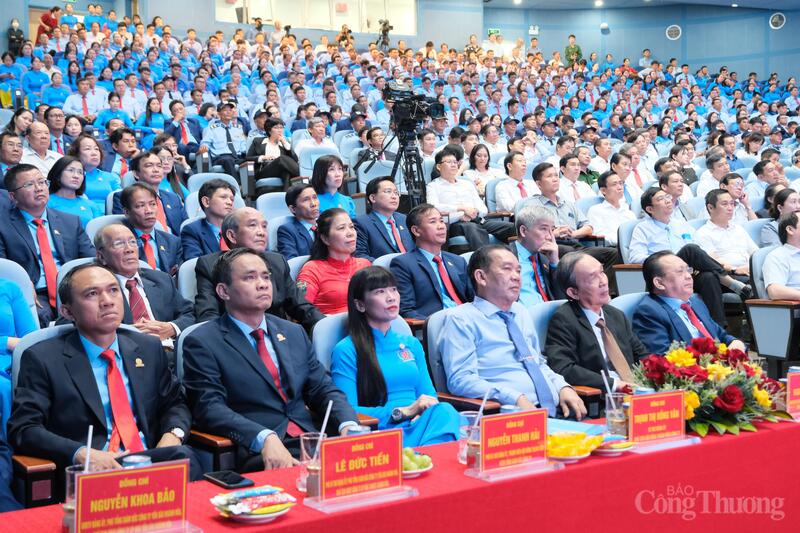 Gần 700 người lao động đại diện cho hơn 4.000 cán bộ công nhân viên của Công ty Yến sào Khánh Hòa tham gia Lễ kỷ niệm. Ảnh: Lê Sơn