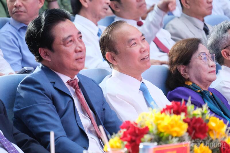 Chủ tịch UBND tỉnh Khánh Hòa Nguyễn Khắc Toàn và ông Phùng Đức Tiến, Thứ trưởng Bộ Nông nghiệp và Môi trường tại lễ kỷ niệm. Ảnh: Lê Sơn