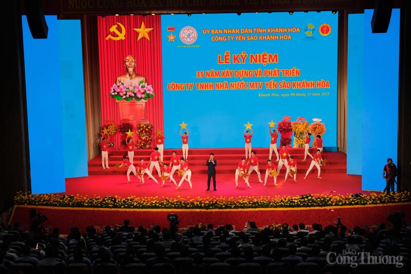 Các tiết mục văn nghệ sôi động tại lễ kỷ niệm. Ảnh: Lê Sơn