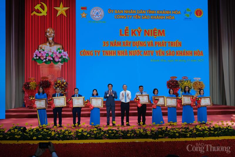 Thứ trưởng Bộ Nông nghiệp và Môi trường, Phùng Đức Tiến và Chủ tịch UBND tỉnh Khánh Hòa Nguyễn Khắc Toàn trao bằng khen của Thủ tướng cho 9 cá nhân tiêu biểu của Công ty Yến sào Khánh Hòa. Ảnh: Lê Sơn