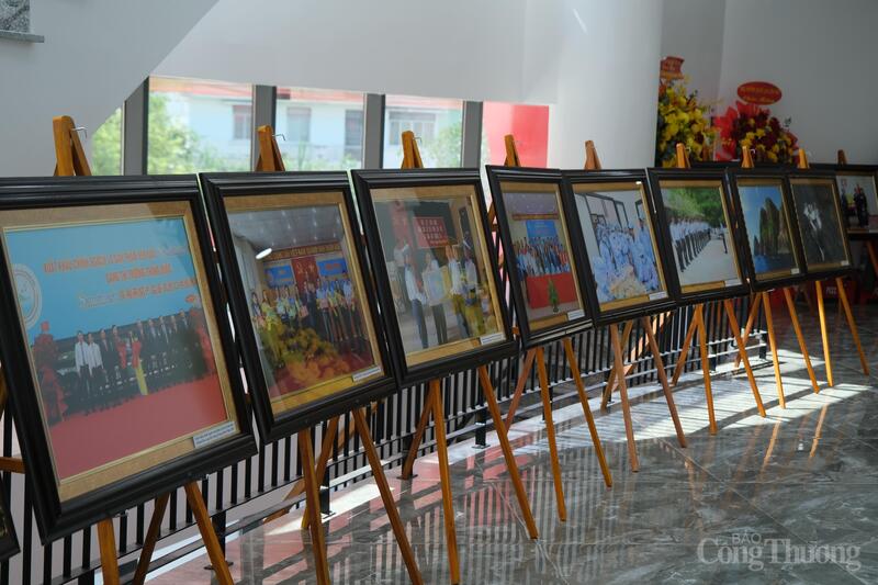 Không gian trưng bày hình ảnh hoạt động của công ty qua các thời kỳ. Ảnh: Lê Sơn