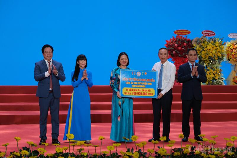 Công ty Yến sào Khánh Hòa trao tặng 35 căn nhà Đại đoàn kết cho Ủy ban MTTQ Việt Nam tỉnh Khánh Hòa. Ảnh: Lê Sơn