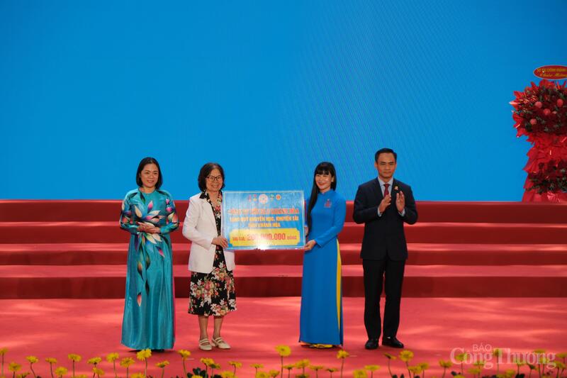 Công ty Yến sào Khánh Hòa trao tặng 200 triệu đồng cho Quỹ Khuyến học, Khuyến tài tỉnh Khánh Hòa. Ảnh: Lê Sơn