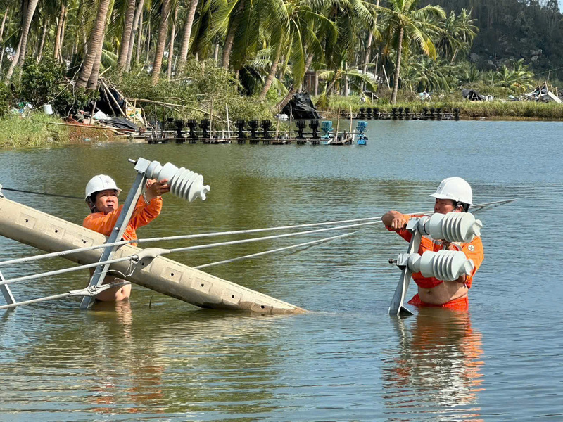 Hàng nghìn người lao động ngành điện miền Trung đang nỗ lực khắc phục các sự cố để khôi phục cấp điện sớm nhất cho người dân
