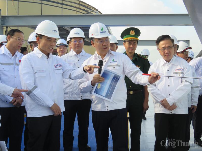 Bí thư Thành ủy TP. Hồ Chí Minh Trần Lưu Quang nghe giới thiệu về các dự án tiêu biểu của Petrovietnam đang thực hiện. Ảnh: Nguyễn Ngọc