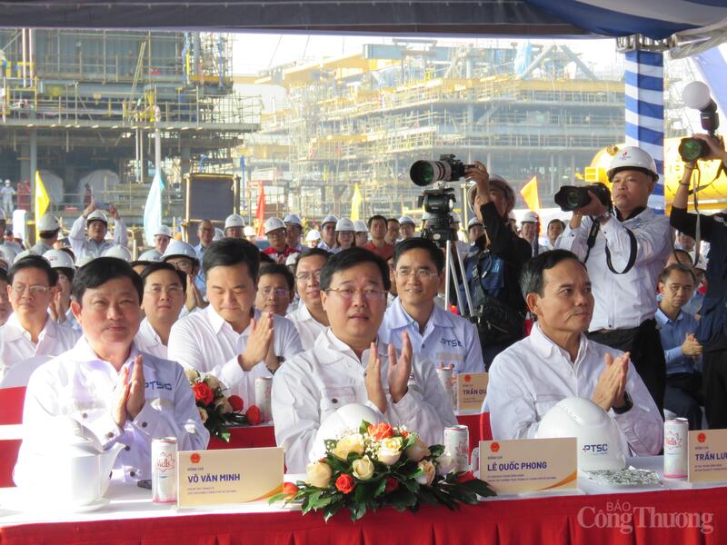 Bí thư Thành ủy TP. Hồ Chí Minh Trần Lưu Quang cùng các đại biểu dự Lễ hạ thủy và gắn biển công trình. Ảnh: Nguyễn Ngọc